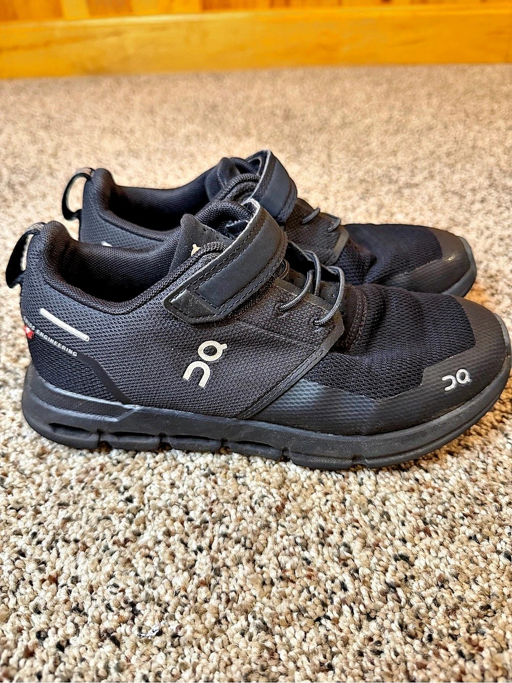 On Kids Cloud Play sneakers size 2.5